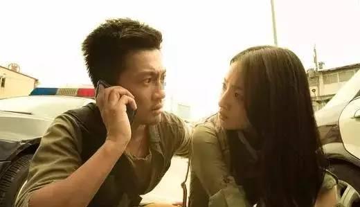 回顾女子坐地铁穿着清凉，腿上穿个箍，用皮带牵着，路人时不时偷瞄